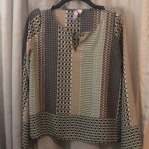 Patterned blouse with keyhole